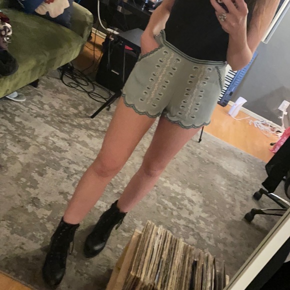 High Waisted Embroidered Scalloped Hot Shorts - Picture 3 of 3